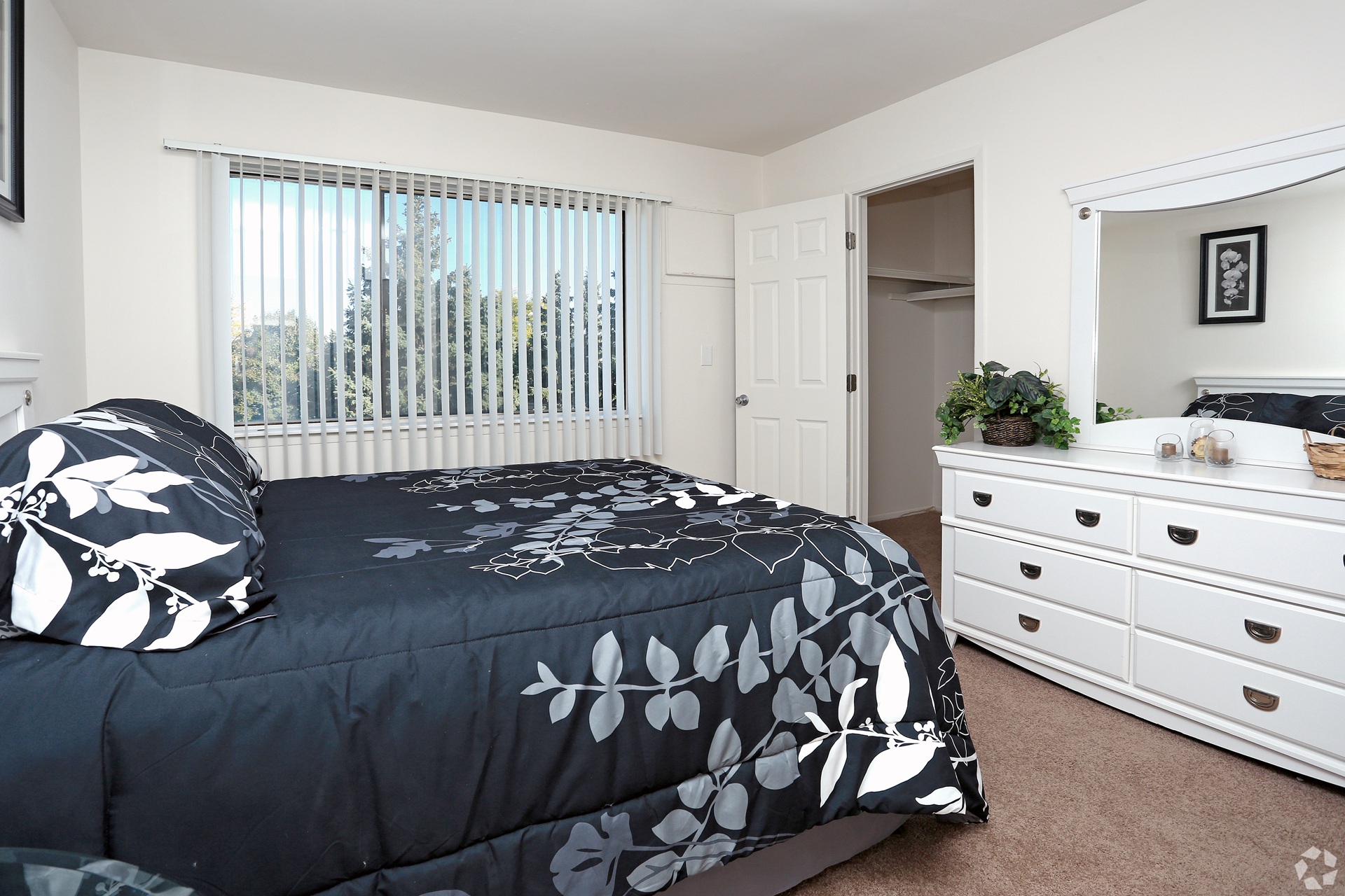 Peachtree Apartments master bedroom in Clinton Township Michigan